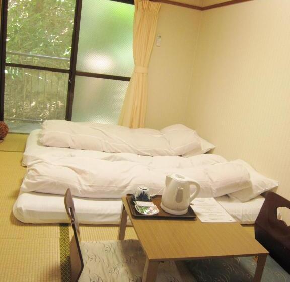 اتاق اکونومی, Sakuraya