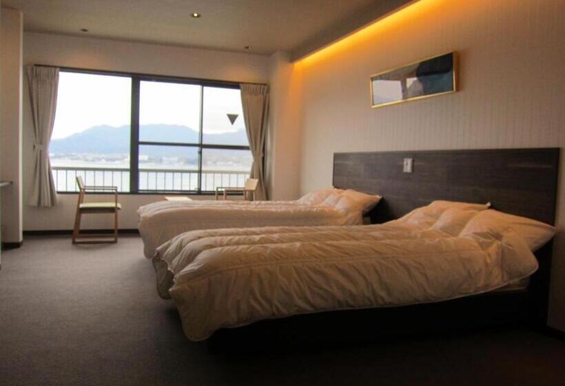 اتاق لوکس با چشم‌انداز دریا, Sakuraya