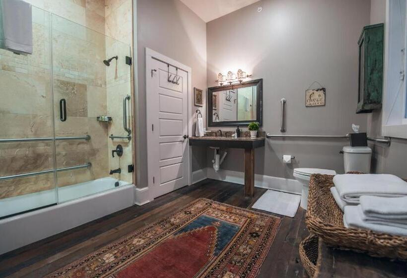 سوئیت با تخت بزرگ, The Windsor  Asheville