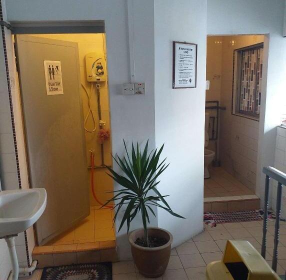 اتاق استاندارد سه تخته با سرویس بهداشتی مشترک, Discovery Malacca Hostel