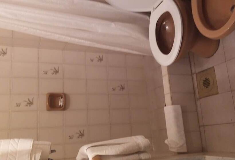 اتاق استاندارد چهار تخته, La Pedrera