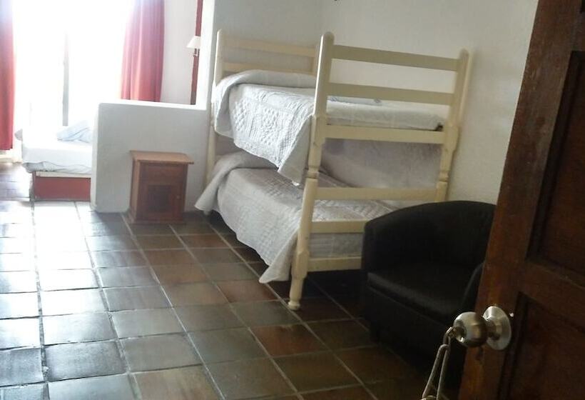 اتاق استاندارد چهار تخته, La Pedrera
