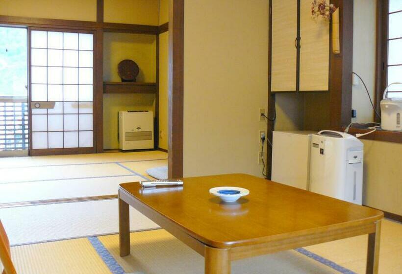 اتاق استاندارد سه تخته با سرویس بهداشتی مشترک, Ryokan Yamashiroya