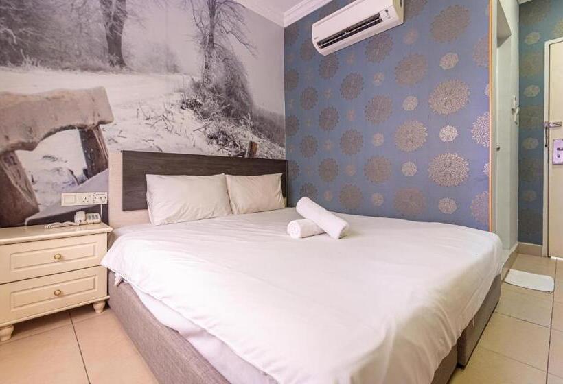 Deluxe Room King Size Bed, Swing & Pillows At Usj Taipan