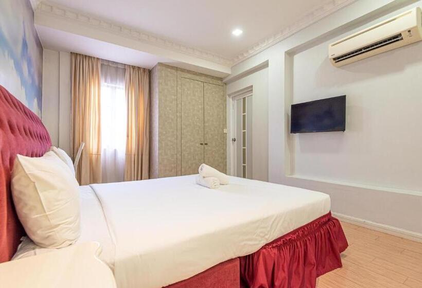 Deluxe Room King Size Bed, Swing & Pillows At Usj Taipan