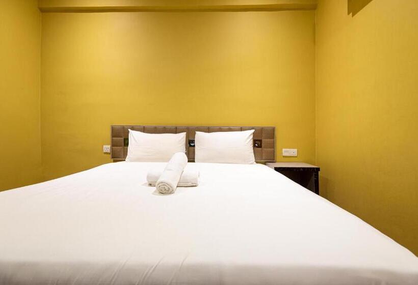 Standard Room King Size Bed, Swing & Pillows At Usj Taipan