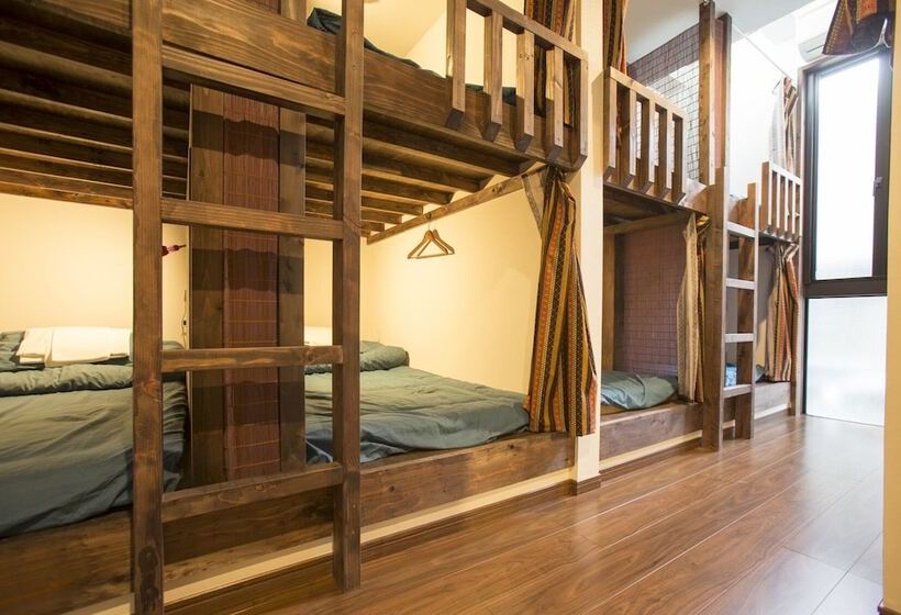 تختخواب در اتاق مشترک, Osaka Guest House U En