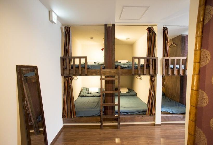تختخواب در اتاق مشترک, Osaka Guest House U En