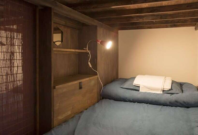 تختخواب در اتاق مشترک, Osaka Guest House U En