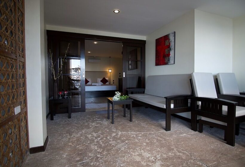 سوییت با چشم‌انداز دریا, Cliffside Resort