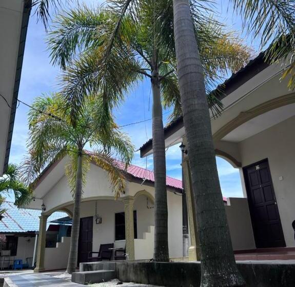 اتاق استاندارد سه نفره, Dhania Cenang Beach Motel