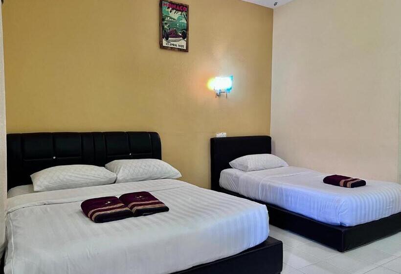 اتاق استاندارد سه نفره, Dhania Cenang Beach Motel