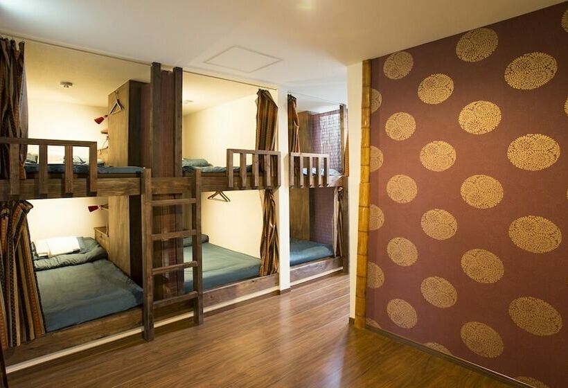 تختخواب در اتاق مشترک, Osaka Guest House U En