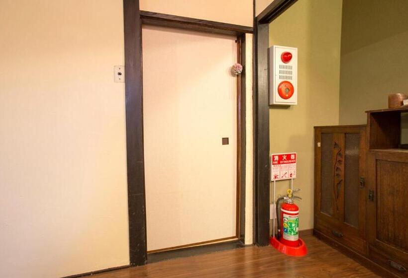 اتاق اکونومی, Osaka Guest House U En