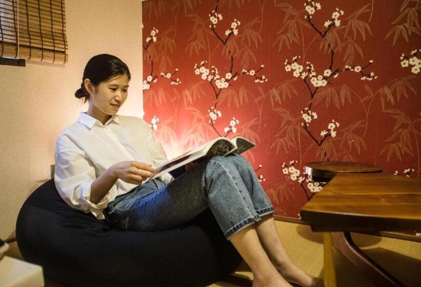 اتاق اکونومی, Osaka Guest House U En
