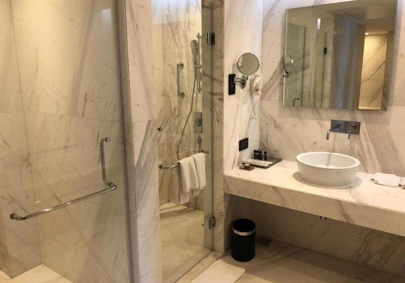 اتاق لوکس, Pride Plaza Hotel, Aerocity New Delhi