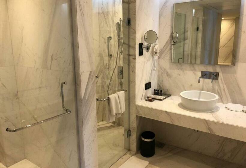 اتاق لوکس با تخت بزرگ, Pride Plaza Hotel, Aerocity New Delhi