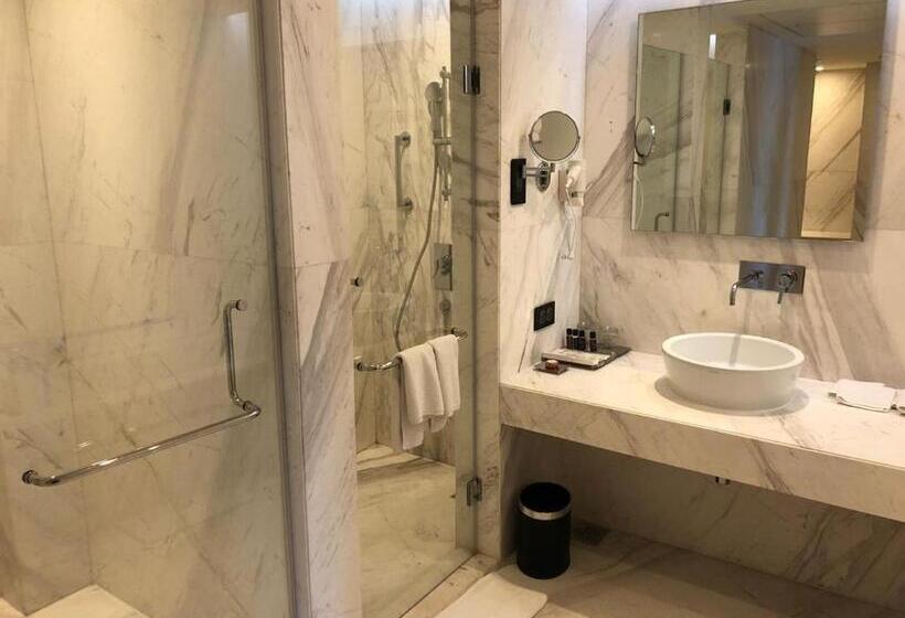 اتاق لوکس, Pride Plaza Hotel, Aerocity New Delhi