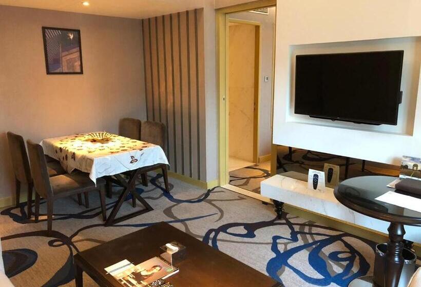 Deluxe Suite, Pride Plaza  Aerocity Delhi