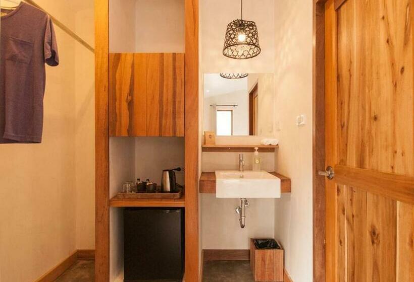 بانگلوی استاندارد, Escape Beach Resort   New Look Renovated