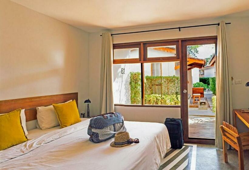 اتاق اکونومی, Escape Beach Resort   New Look Renovated
