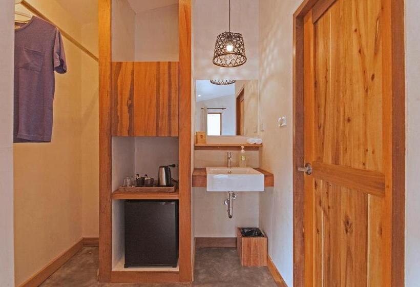 بانگلوی استاندارد, Escape Beach Resort   New Look Renovated