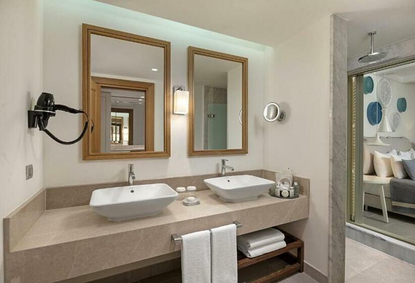 اتاق سوپریور با چشم‌انداز دریا, Titanic Luxury Collection Bodrum