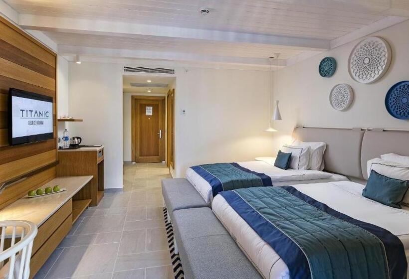 اتاق اساندارد با چشم‌انداز جانبی به دریا, Titanic Luxury Collection Bodrum