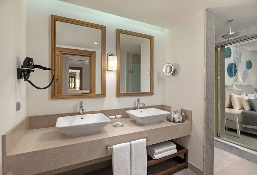 اتاق سوپریور با چشم‌انداز دریا, Titanic Luxury Collection Bodrum