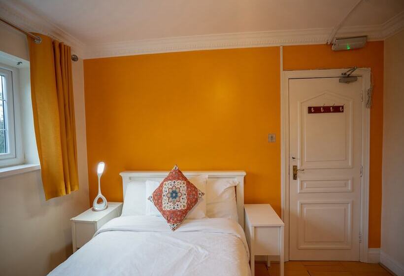 Bed in Shared Room, Halebarns House - Airport Boutique