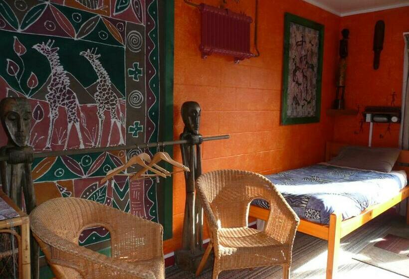اتاق استاندارد با سرویس بهداشتی مشترک, Global Village Travellers Lodge