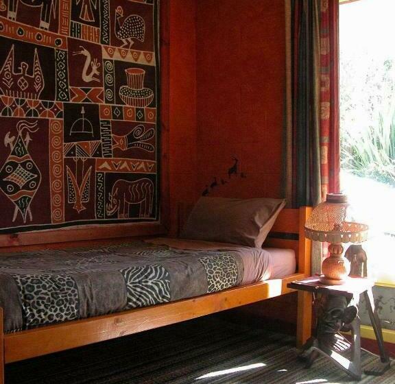 اتاق استاندارد سه تخته با سرویس بهداشتی مشترک, Global Village Travellers Lodge