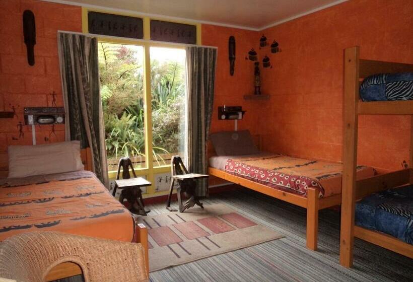 اتاق استاندارد با سرویس بهداشتی مشترک, Global Village Travellers Lodge