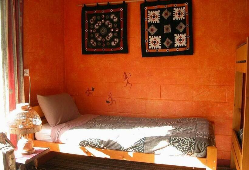 اتاق استاندارد با سرویس بهداشتی مشترک, Global Village Travellers Lodge