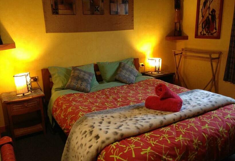 اتاق استاندارد با سرویس بهداشتی مشترک, Global Village Travellers Lodge