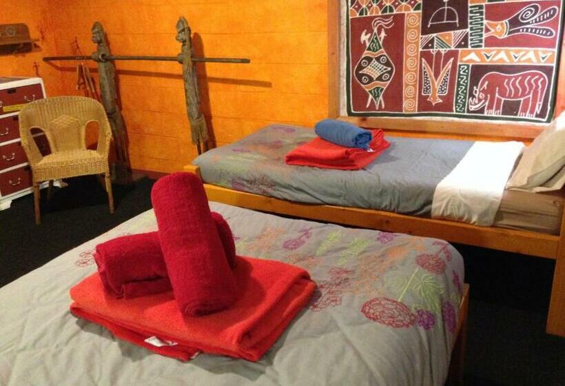 اتاق استاندارد سه تخته با سرویس بهداشتی مشترک, Global Village Travellers Lodge