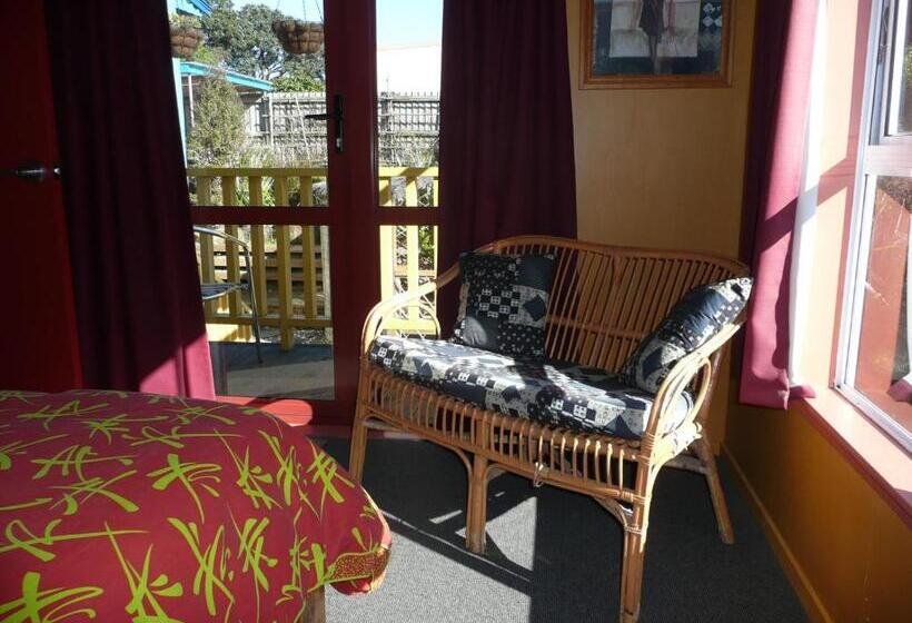 اتاق استاندارد با سرویس بهداشتی مشترک, Global Village Travellers Lodge