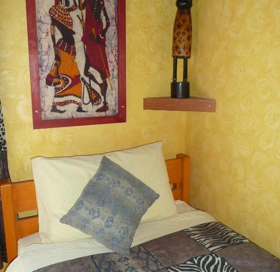 اتاق استاندارد یک تخته با سرویس بهداشتی مشترک, Global Village Travellers Lodge