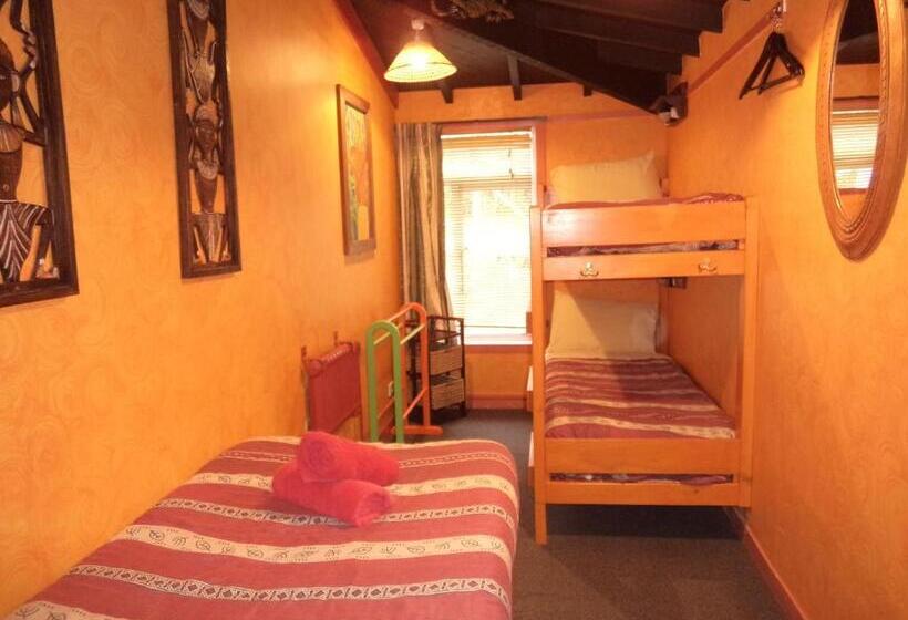 اتاق استاندارد با سرویس بهداشتی مشترک, Global Village Travellers Lodge