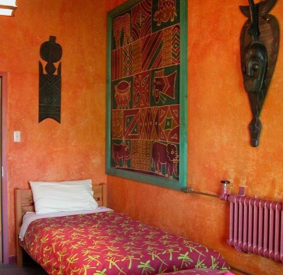 اتاق استاندارد با سرویس بهداشتی مشترک, Global Village Travellers Lodge