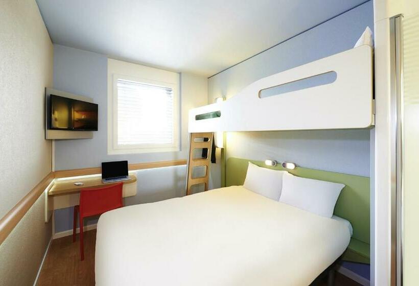 Standard Triple Room, Ibis Budget Courbevoie Paris La Défense