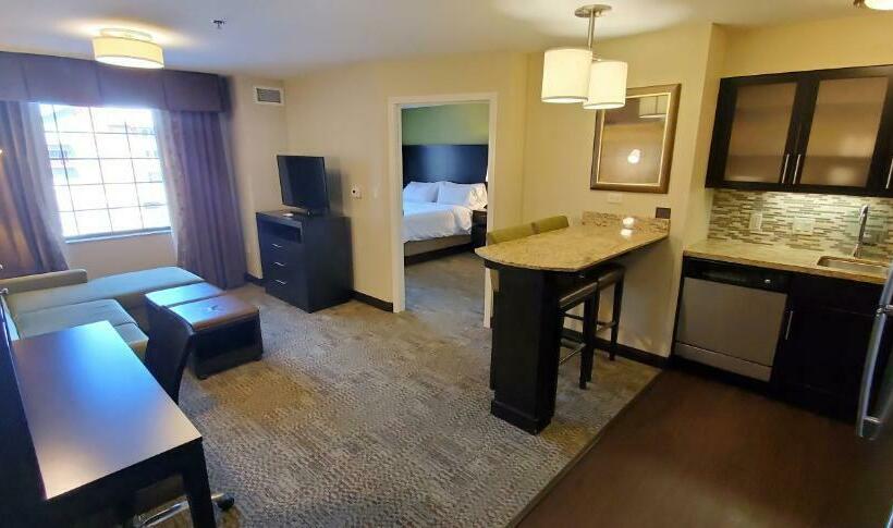 带大床的套房, Staybridge Suites Eau Claire   Altoona, An Ihg