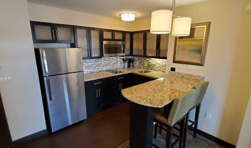 带大床的套房, Staybridge Suites Eau Claire   Altoona, An Ihg