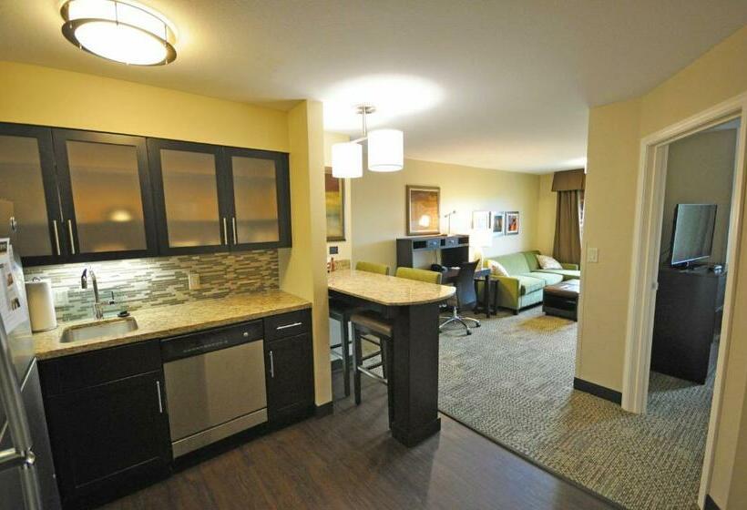 带大床的套房, Staybridge Suites Eau Claire   Altoona, An Ihg