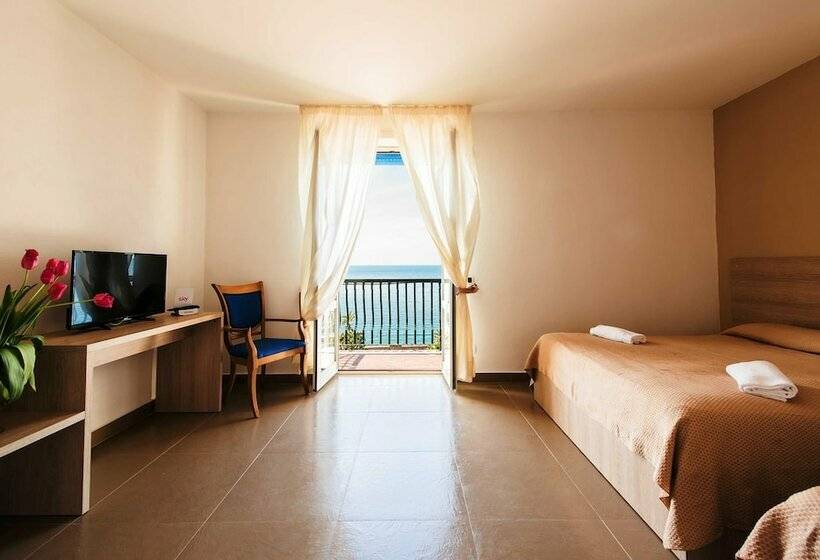 اتاق استاندارد با بالکن و چشم‌انداز دریا, Stella Maris Terme
