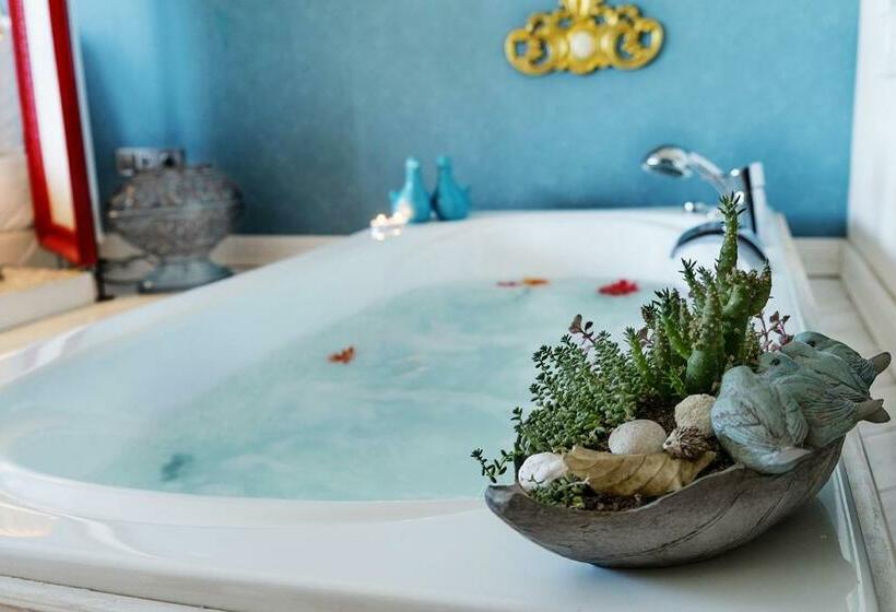 سوئیت جونیور با ماساژ آبی, Villa Kore Cesme