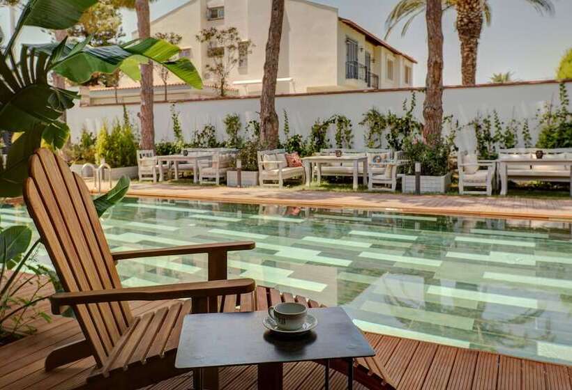 اتاق لوکس با چشم‌انداز استخر, Villa Kore Cesme