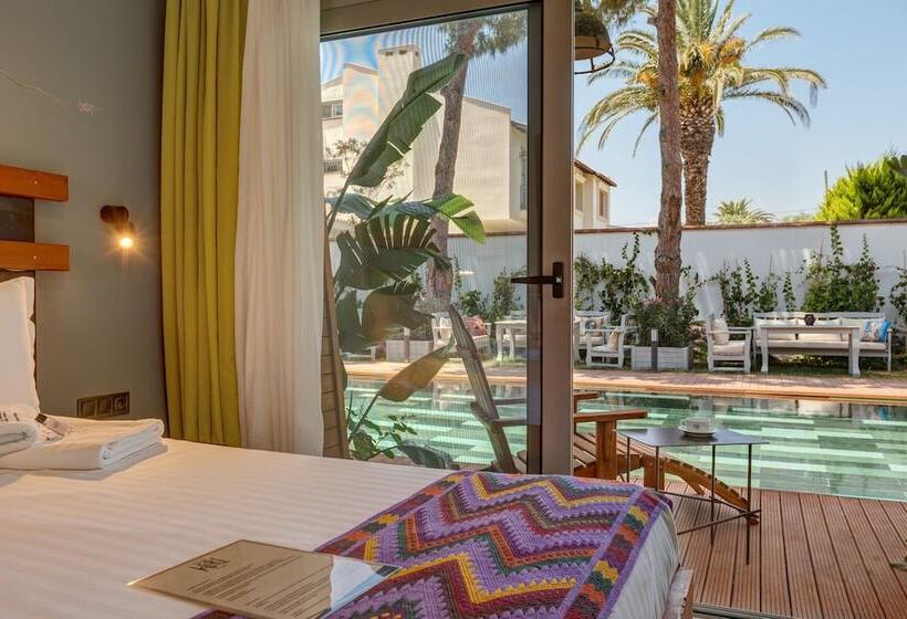 اتاق لوکس با چشم‌انداز استخر, Villa Kore Cesme