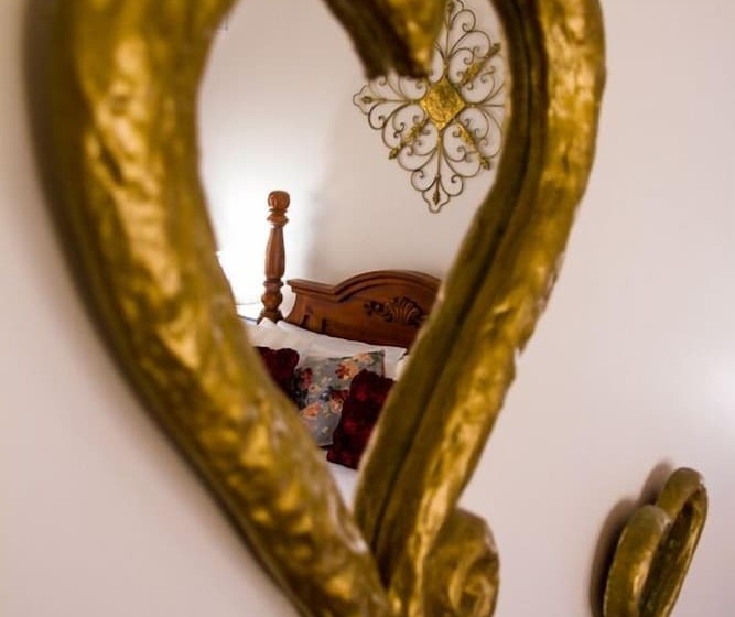 استودیوی استاندارد, Inn The Tuarts Guest Lodge