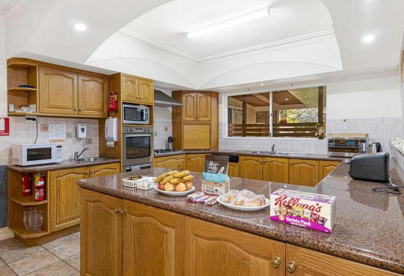 استودیوی استاندارد, Inn The Tuarts Guest Lodge
